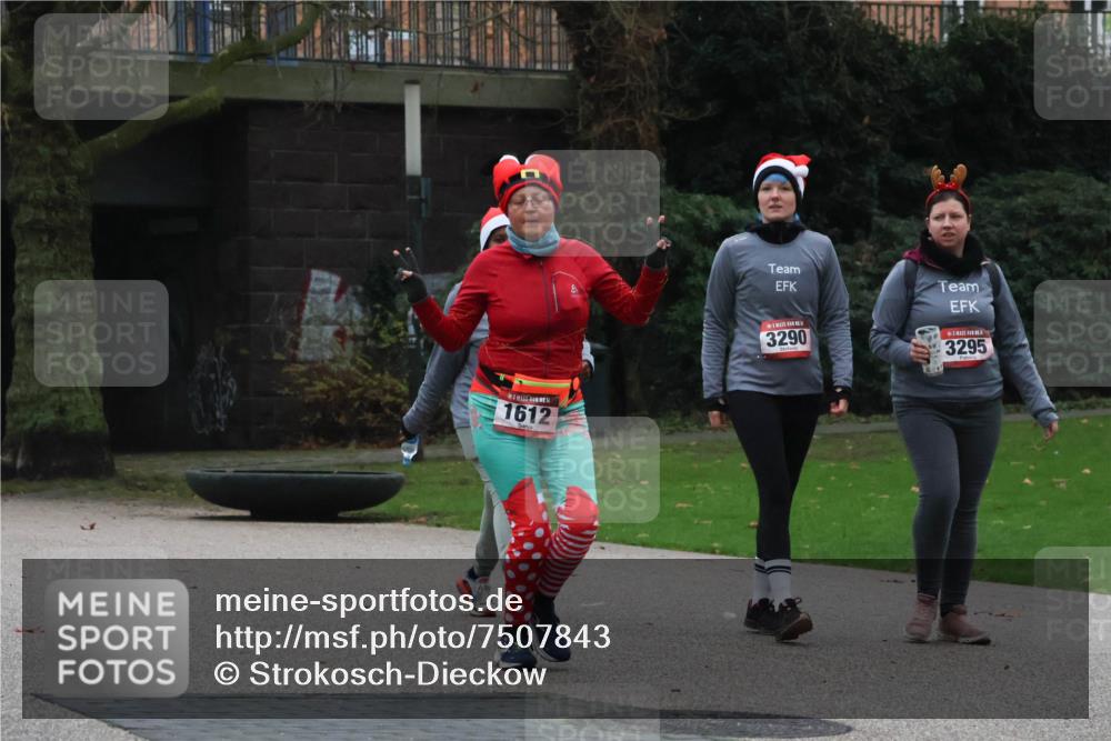 08.12.2024 - St. Pauli X-Mass-Run No. 14 Strokosch-Dieckow http://msf.ph/oto/7507843 08.12.2024 09:47:55 Laufen 1612, 3290, 3295 meine-sportfotos.de