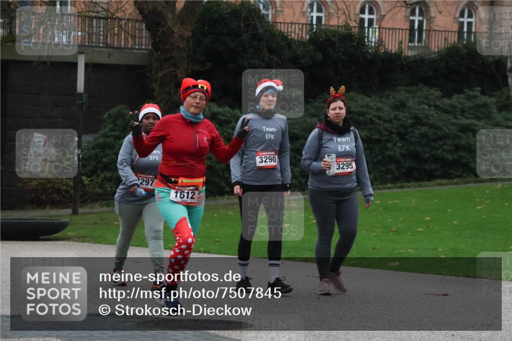 08.12.2024 - St. Pauli X-Mass-Run No. 14 Strokosch-Dieckow http://msf.ph/oto/7507845 08.12.2024 09:47:56 Laufen 297, 1612, 3290, 3295 meine-sportfotos.de