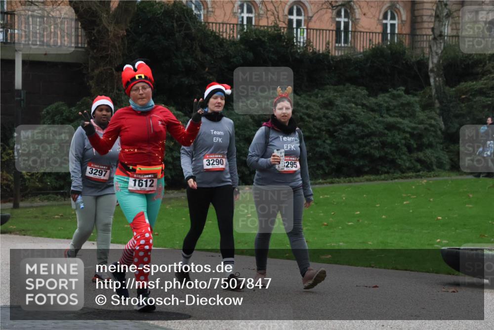 08.12.2024 - St. Pauli X-Mass-Run No. 14 Strokosch-Dieckow http://msf.ph/oto/7507847 08.12.2024 09:47:56 Laufen 3297, 1612, 3290, 295 meine-sportfotos.de