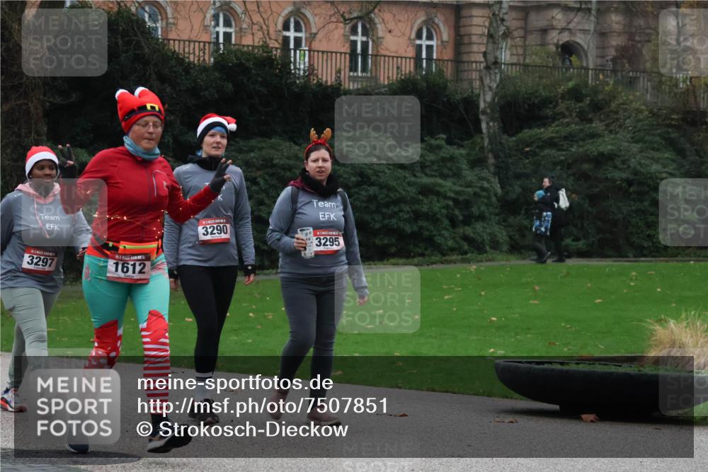 08.12.2024 - St. Pauli X-Mass-Run No. 14 Strokosch-Dieckow http://msf.ph/oto/7507851 08.12.2024 09:47:56 Laufen 3297, 1612, 3290, 3295 meine-sportfotos.de