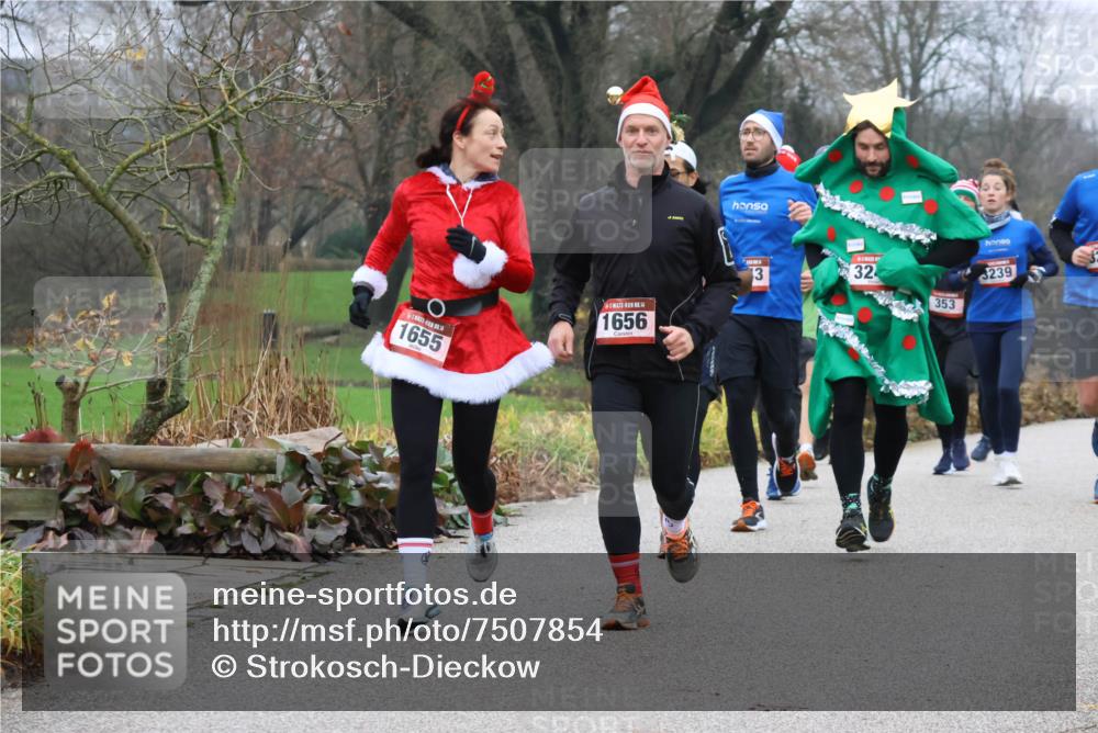 08.12.2024 - St. Pauli X-Mass-Run No. 14 Strokosch-Dieckow http://msf.ph/oto/7507854 08.12.2024 10:52:59 Laufen 1655, 14, 1656, 3, 32, 353, 239 meine-sportfotos.de