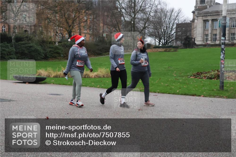 08.12.2024 - St. Pauli X-Mass-Run No. 14 Strokosch-Dieckow http://msf.ph/oto/7507855 08.12.2024 09:48:01 Laufen 3297, 3290, 295 meine-sportfotos.de