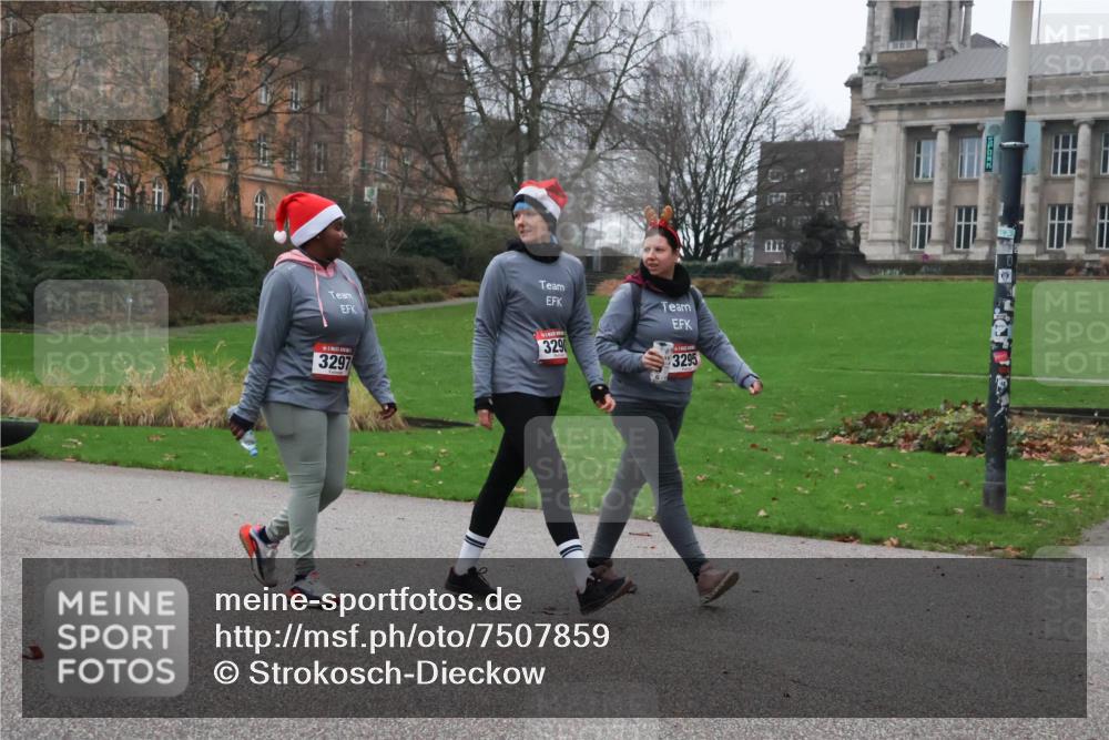 08.12.2024 - St. Pauli X-Mass-Run No. 14 Strokosch-Dieckow http://msf.ph/oto/7507859 08.12.2024 09:48:01 Laufen 3297, 3290, 3295 meine-sportfotos.de