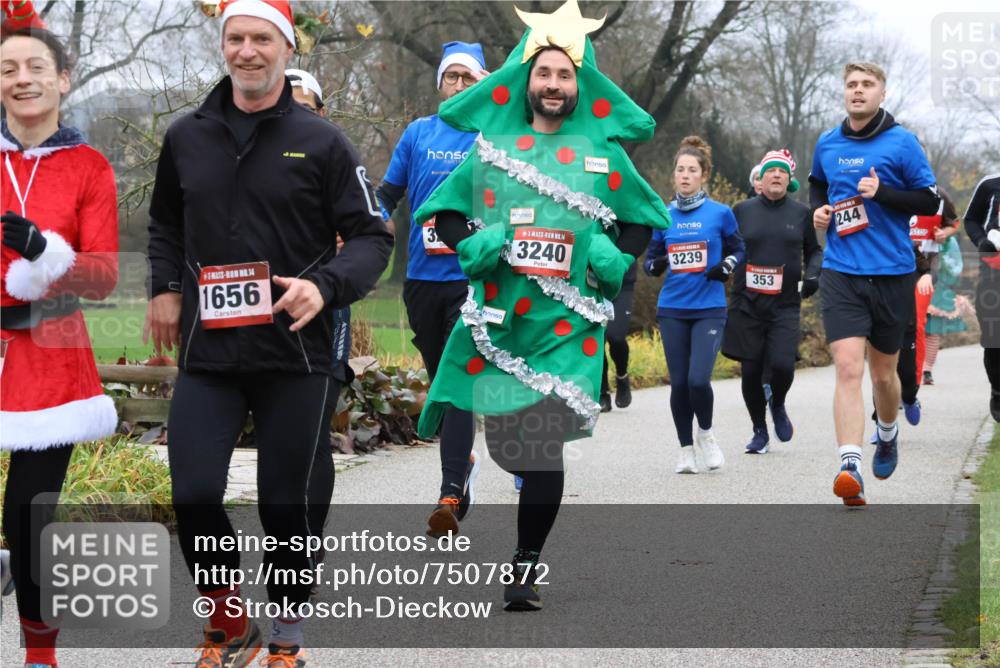 08.12.2024 - St. Pauli X-Mass-Run No. 14 Strokosch-Dieckow http://msf.ph/oto/7507872 08.12.2024 10:53:02 Laufen 14, 1656, 14, 3240, 3239, 353, 244 meine-sportfotos.de