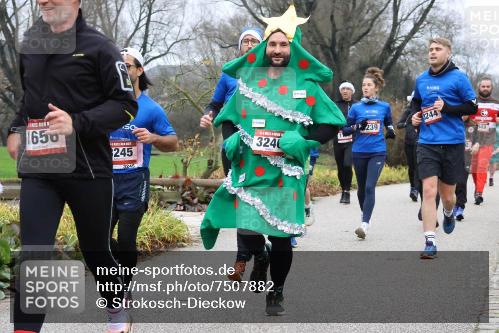 08.12.2024 - St. Pauli X-Mass-Run No. 14 Strokosch-Dieckow http://msf.ph/oto/7507882 08.12.2024 10:53:03 Laufen 1650, 14, 245, 3245, 324, 239, 3244, 649 meine-sportfotos.de