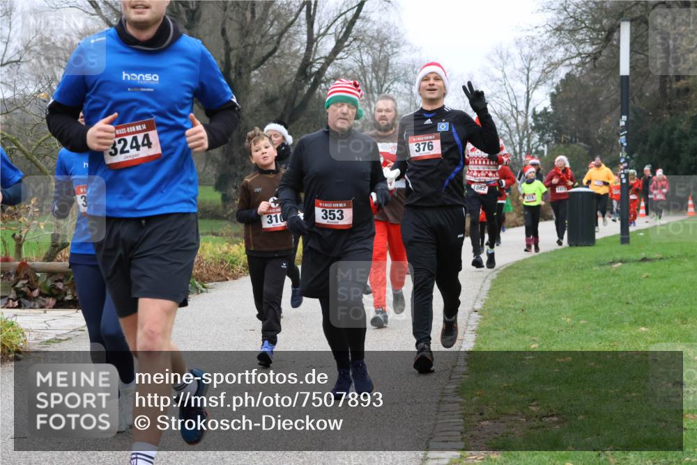 08.12.2024 - St. Pauli X-Mass-Run No. 14 Strokosch-Dieckow http://msf.ph/oto/7507893 08.12.2024 10:53:05 Laufen 14, 3244, 3, 310, 14, 353, 376, 1882, 1413, 474 meine-sportfotos.de