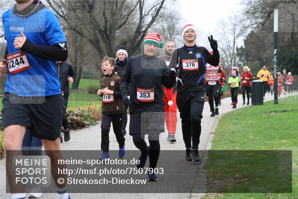 08.12.2024 - St. Pauli X-Mass-Run No. 14 Strokosch-Dieckow http://msf.ph/oto/7507903 08.12.2024 10:53:05 Laufen 14, 3244, 310, 14, 353, 14, 376, 1882 meine-sportfotos.de
