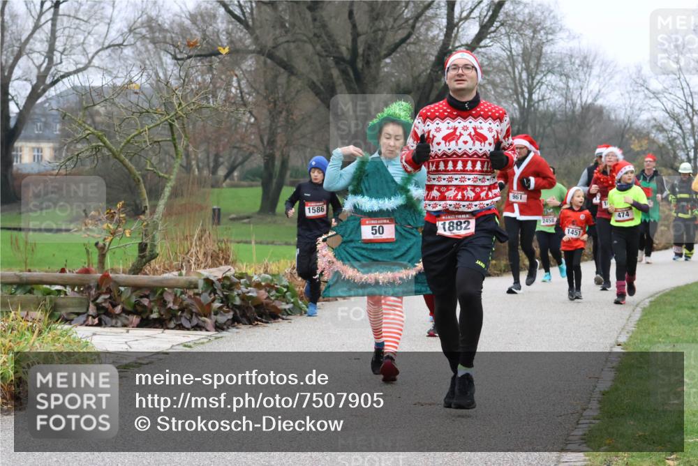 08.12.2024 - St. Pauli X-Mass-Run No. 14 Strokosch-Dieckow http://msf.ph/oto/7507905 08.12.2024 10:53:09 Laufen 1586, 50, 1882, 961, 2458, 1451, 474 meine-sportfotos.de