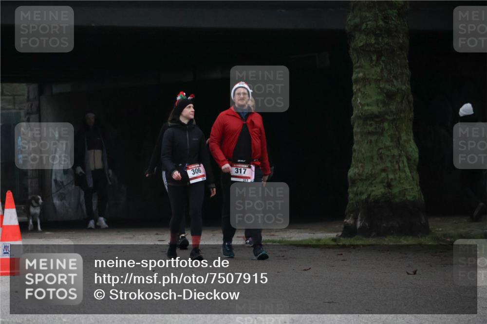 08.12.2024 - St. Pauli X-Mass-Run No. 14 Strokosch-Dieckow http://msf.ph/oto/7507915 08.12.2024 09:48:55 Laufen 306, 317, 317 meine-sportfotos.de