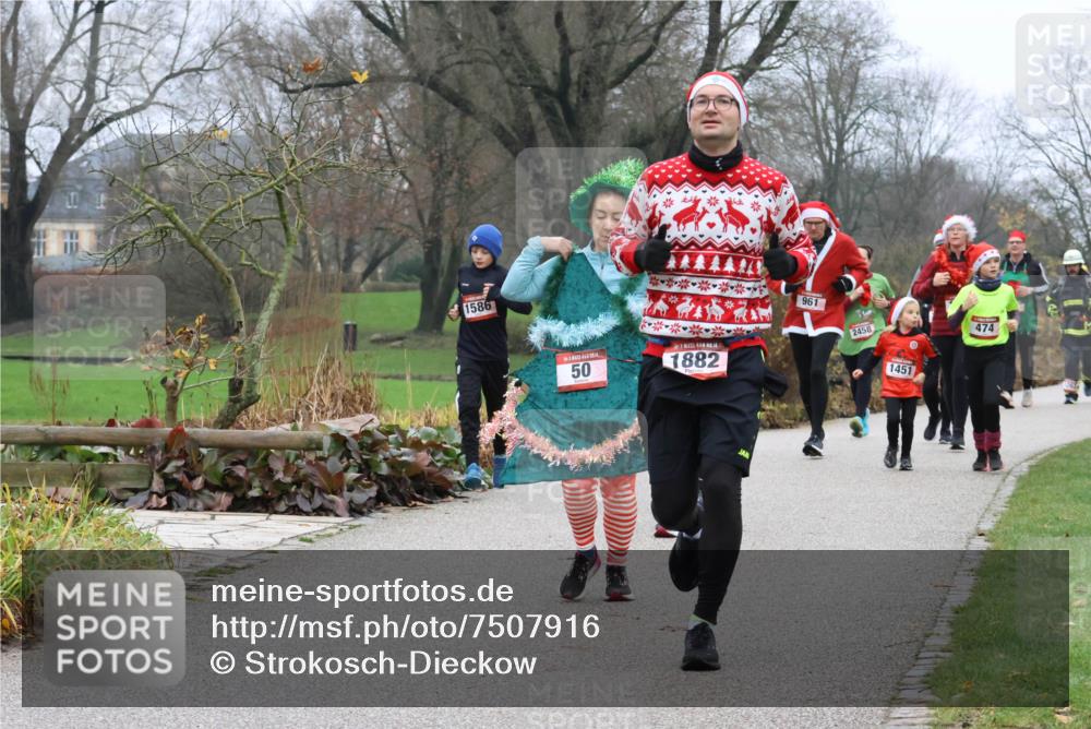 08.12.2024 - St. Pauli X-Mass-Run No. 14 Strokosch-Dieckow http://msf.ph/oto/7507916 08.12.2024 10:53:09 Laufen 1586, 50, 14, 1882, 961, 2458, 1451, 474 meine-sportfotos.de