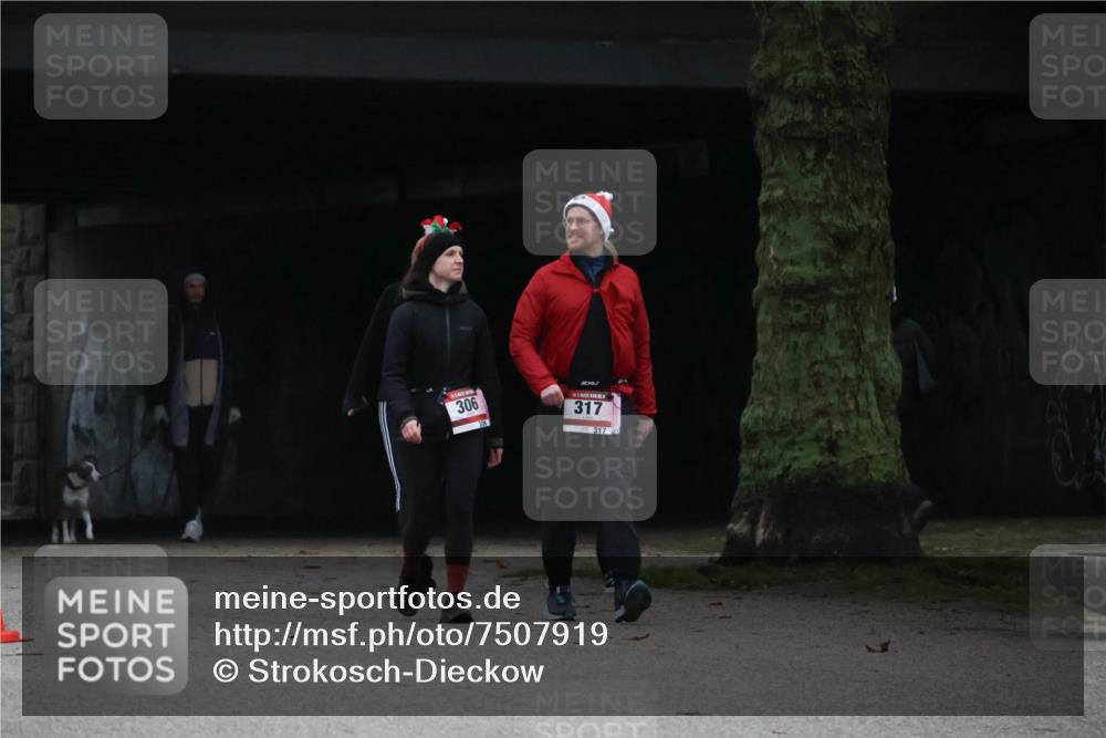 08.12.2024 - St. Pauli X-Mass-Run No. 14 Strokosch-Dieckow http://msf.ph/oto/7507919 08.12.2024 09:48:56 Laufen 306, 317, 317 meine-sportfotos.de