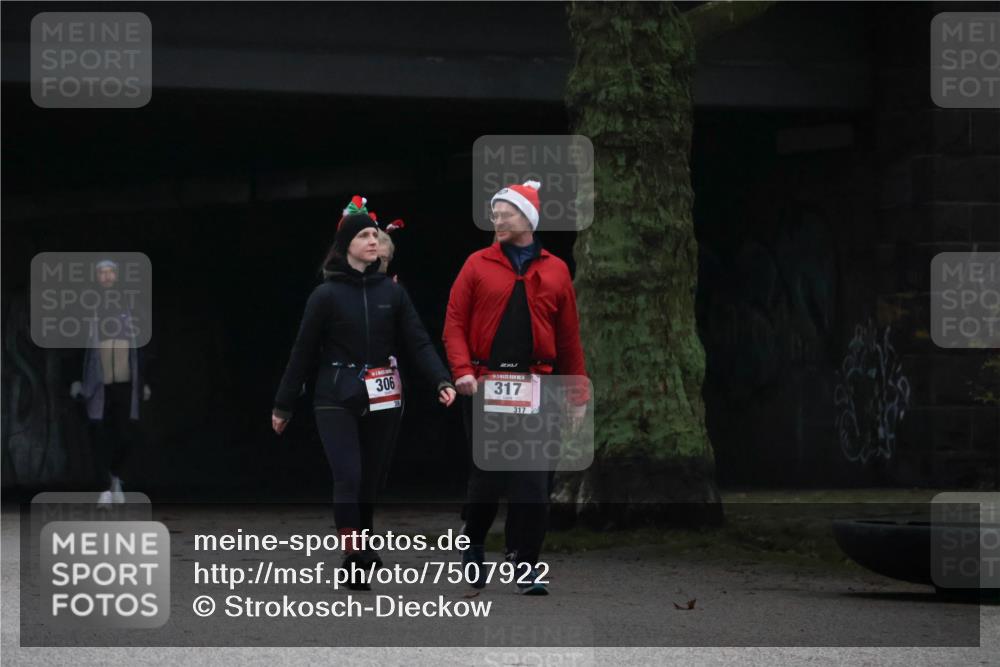 08.12.2024 - St. Pauli X-Mass-Run No. 14 Strokosch-Dieckow http://msf.ph/oto/7507922 08.12.2024 09:48:57 Laufen 306, 317, 317 meine-sportfotos.de