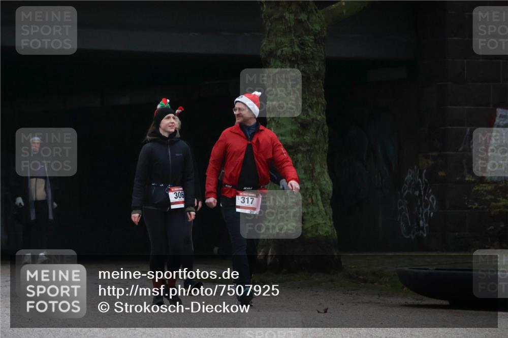 08.12.2024 - St. Pauli X-Mass-Run No. 14 Strokosch-Dieckow http://msf.ph/oto/7507925 08.12.2024 09:48:57 Laufen 306, 317, 317 meine-sportfotos.de