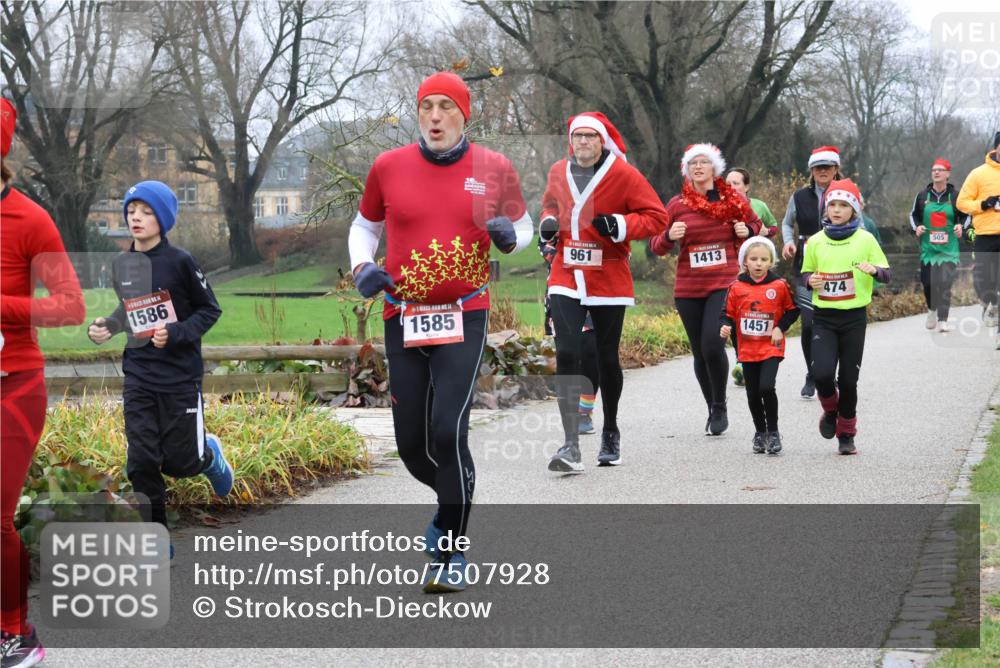 08.12.2024 - St. Pauli X-Mass-Run No. 14 Strokosch-Dieckow http://msf.ph/oto/7507928 08.12.2024 10:53:13 Laufen 1586, 1585, 961, 1413, 1451, 474, 505 meine-sportfotos.de