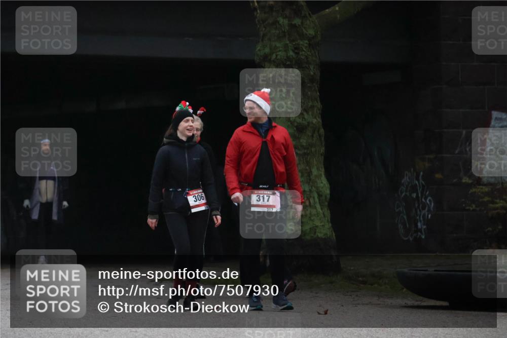 08.12.2024 - St. Pauli X-Mass-Run No. 14 Strokosch-Dieckow http://msf.ph/oto/7507930 08.12.2024 09:48:58 Laufen 306, 317, 317 meine-sportfotos.de