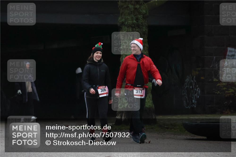 08.12.2024 - St. Pauli X-Mass-Run No. 14 Strokosch-Dieckow http://msf.ph/oto/7507932 08.12.2024 09:48:58 Laufen 306, 317, 317 meine-sportfotos.de