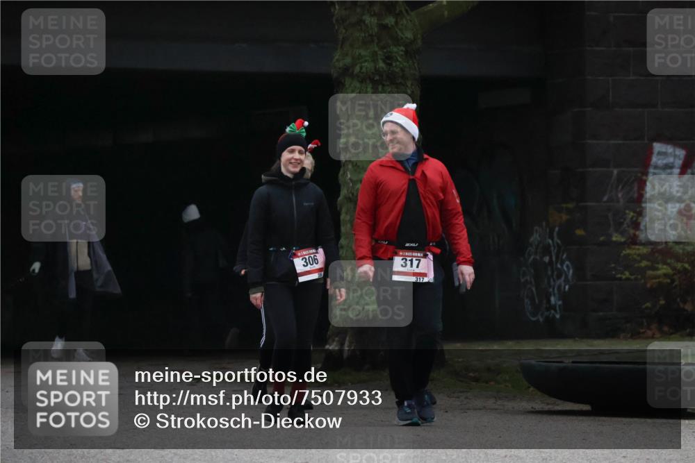 08.12.2024 - St. Pauli X-Mass-Run No. 14 Strokosch-Dieckow http://msf.ph/oto/7507933 08.12.2024 09:48:59 Laufen 306, 317, 317 meine-sportfotos.de