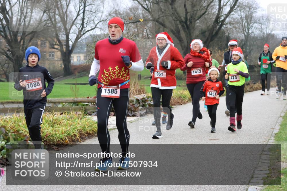 08.12.2024 - St. Pauli X-Mass-Run No. 14 Strokosch-Dieckow http://msf.ph/oto/7507934 08.12.2024 10:53:13 Laufen 1586, 1585, 961, 1413, 1451, 0, 474, 505, 1323 meine-sportfotos.de