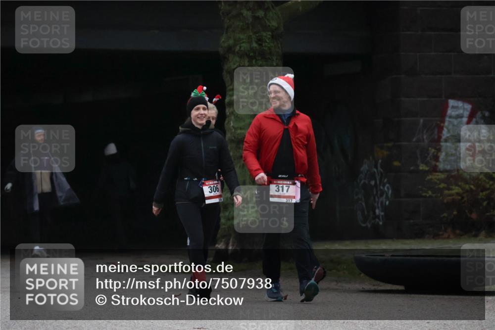 08.12.2024 - St. Pauli X-Mass-Run No. 14 Strokosch-Dieckow http://msf.ph/oto/7507938 08.12.2024 09:48:59 Laufen 306, 317, 317 meine-sportfotos.de