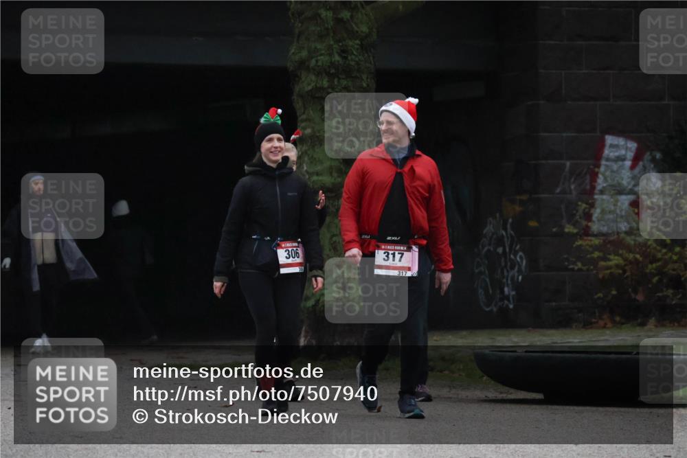 08.12.2024 - St. Pauli X-Mass-Run No. 14 Strokosch-Dieckow http://msf.ph/oto/7507940 08.12.2024 09:48:59 Laufen 306, 317, 317 meine-sportfotos.de