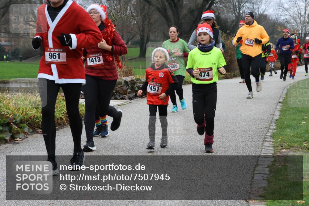 08.12.2024 - St. Pauli X-Mass-Run No. 14 Strokosch-Dieckow http://msf.ph/oto/7507945 08.12.2024 10:53:15 Laufen 14, 961, 1413, 14, 1451, 2458, 474, 1323, 166 meine-sportfotos.de