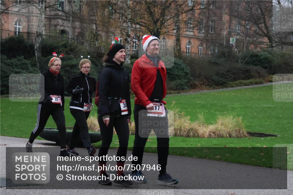 08.12.2024 - St. Pauli X-Mass-Run No. 14 Strokosch-Dieckow http://msf.ph/oto/7507946 08.12.2024 09:49:10 Laufen 25, 26, 30, 17, 317 meine-sportfotos.de