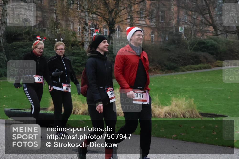 08.12.2024 - St. Pauli X-Mass-Run No. 14 Strokosch-Dieckow http://msf.ph/oto/7507947 08.12.2024 09:49:10 Laufen 25, 306, 317, 3170 meine-sportfotos.de
