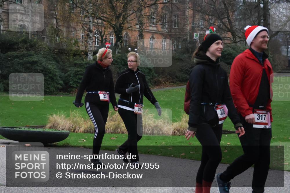 08.12.2024 - St. Pauli X-Mass-Run No. 14 Strokosch-Dieckow http://msf.ph/oto/7507955 08.12.2024 09:49:11 Laufen 25, 26, 306, 317, 317 meine-sportfotos.de