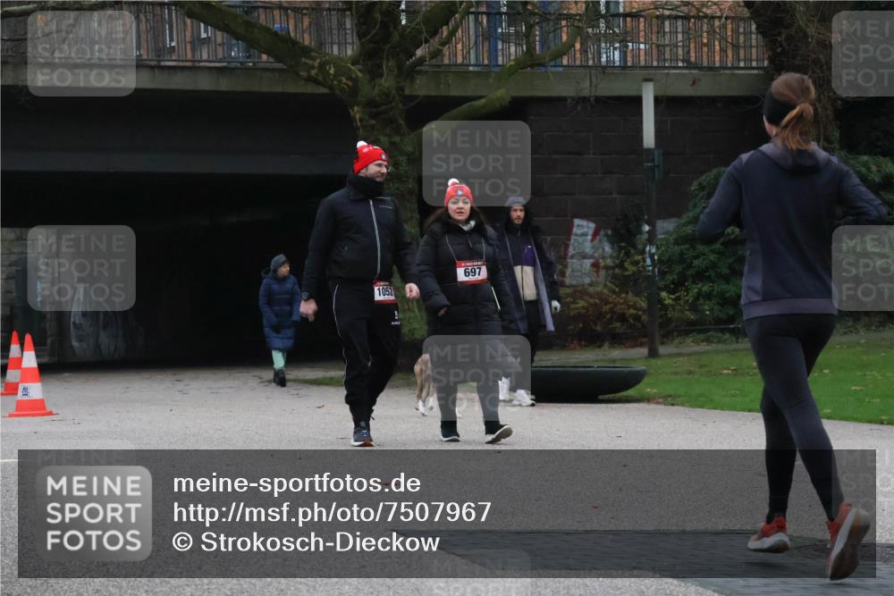 08.12.2024 - St. Pauli X-Mass-Run No. 14 Strokosch-Dieckow http://msf.ph/oto/7507967 08.12.2024 09:49:19 Laufen 1052, 697 meine-sportfotos.de