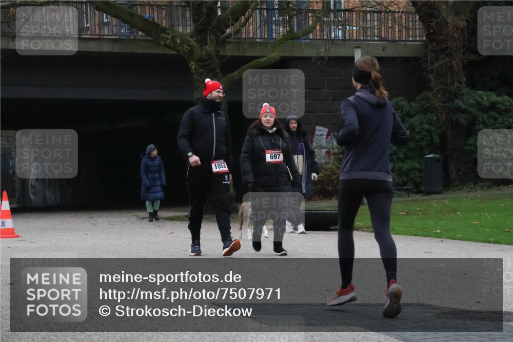 08.12.2024 - St. Pauli X-Mass-Run No. 14 Strokosch-Dieckow http://msf.ph/oto/7507971 08.12.2024 09:49:19 Laufen 697, 1052 meine-sportfotos.de