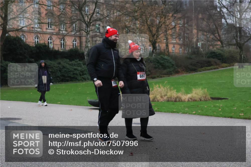 08.12.2024 - St. Pauli X-Mass-Run No. 14 Strokosch-Dieckow http://msf.ph/oto/7507996 08.12.2024 09:49:28 Laufen 697, 103 meine-sportfotos.de