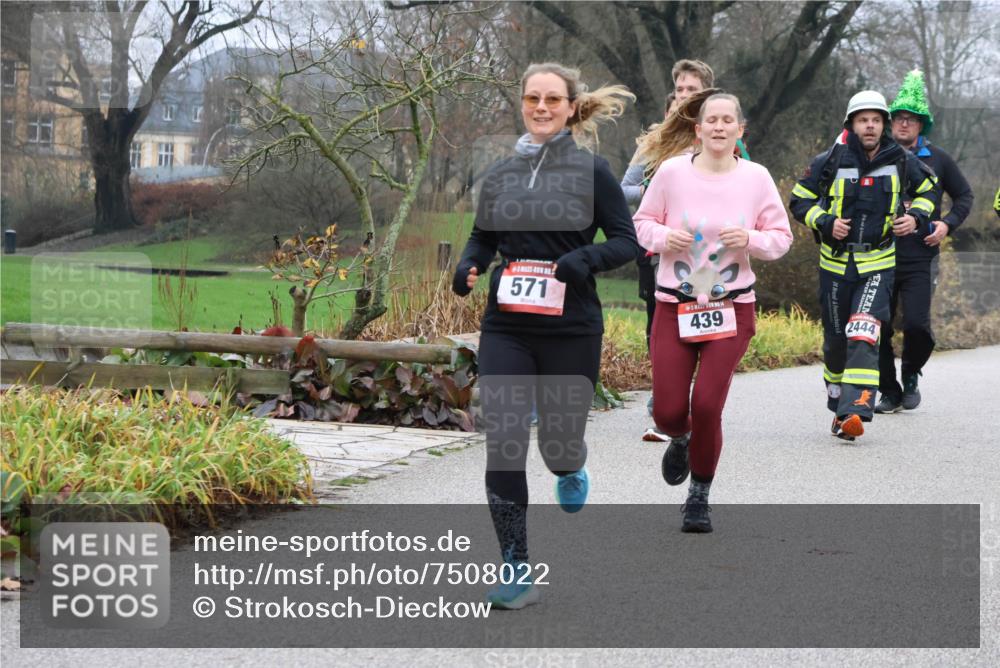 08.12.2024 - St. Pauli X-Mass-Run No. 14 Strokosch-Dieckow http://msf.ph/oto/7508022 08.12.2024 10:53:30 Laufen 571, 439, 2444 meine-sportfotos.de