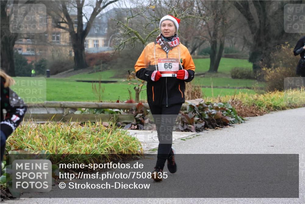 08.12.2024 - St. Pauli X-Mass-Run No. 14 Strokosch-Dieckow http://msf.ph/oto/7508135 08.12.2024 10:54:12 Laufen 14, 66, 66 meine-sportfotos.de