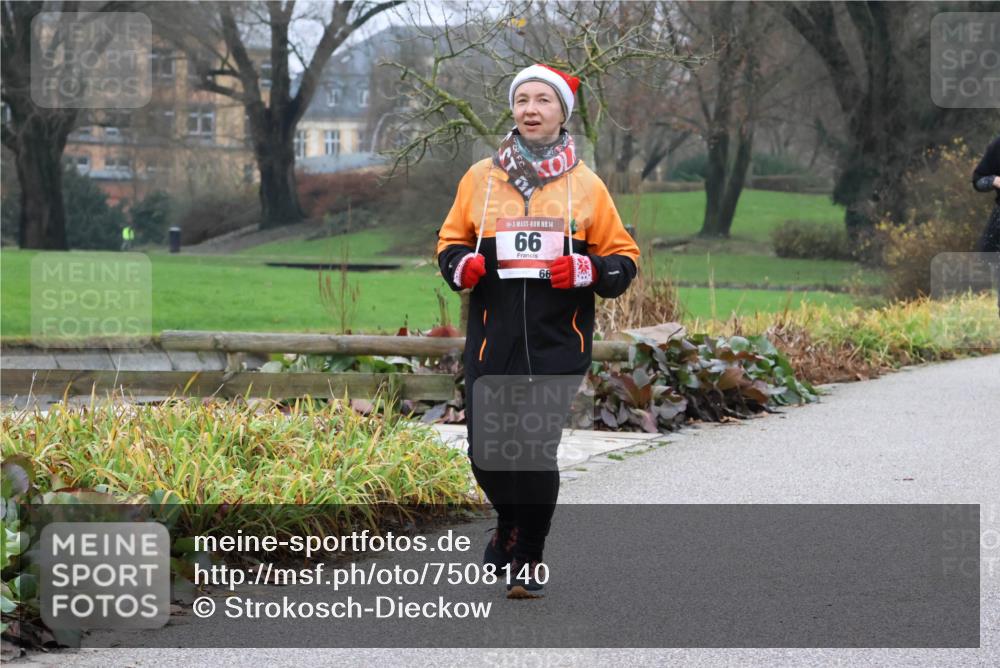 08.12.2024 - St. Pauli X-Mass-Run No. 14 Strokosch-Dieckow http://msf.ph/oto/7508140 08.12.2024 10:54:12 Laufen 14, 66, 66 meine-sportfotos.de