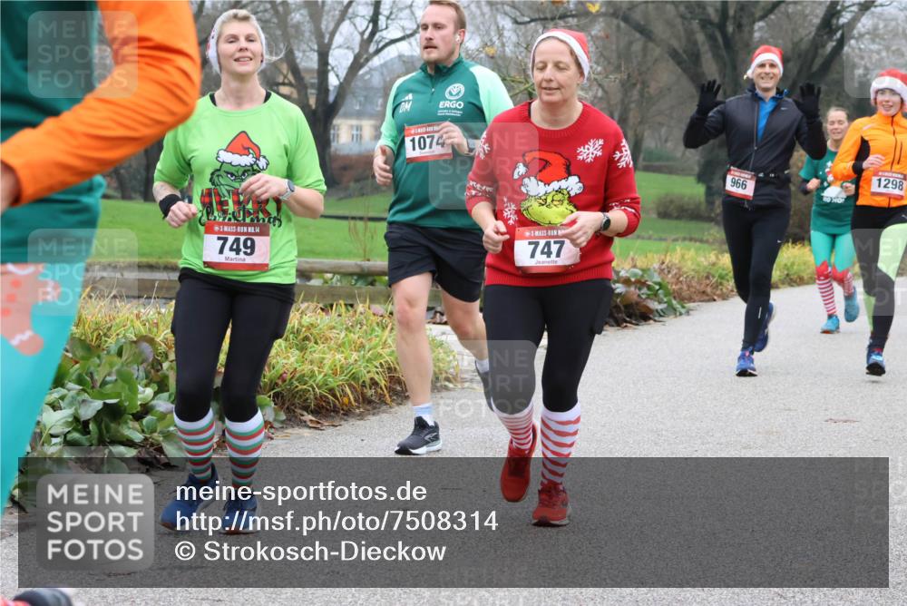 08.12.2024 - St. Pauli X-Mass-Run No. 14 Strokosch-Dieckow http://msf.ph/oto/7508314 08.12.2024 10:55:01 Laufen 14, 749, 1074, 747, 966, 1298 meine-sportfotos.de
