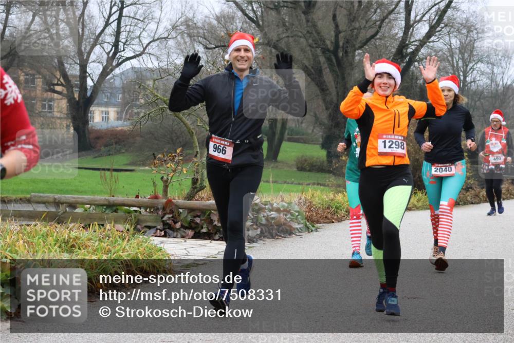 08.12.2024 - St. Pauli X-Mass-Run No. 14 Strokosch-Dieckow http://msf.ph/oto/7508331 08.12.2024 10:55:03 Laufen 966, 1298, 2040, 490 meine-sportfotos.de