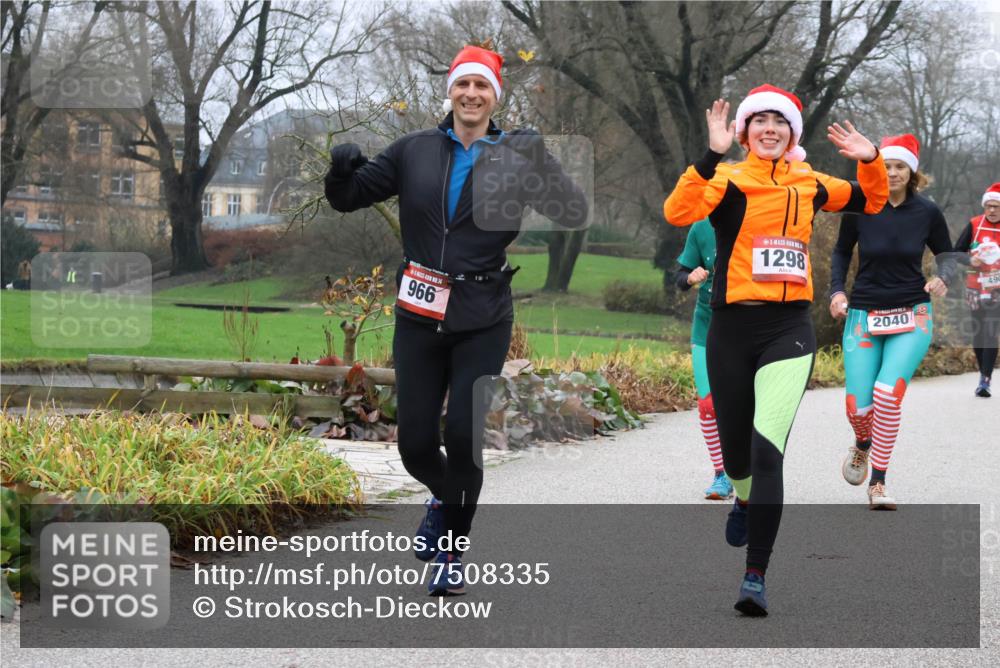08.12.2024 - St. Pauli X-Mass-Run No. 14 Strokosch-Dieckow http://msf.ph/oto/7508335 08.12.2024 10:55:03 Laufen 966, 1298, 2040, 490 meine-sportfotos.de