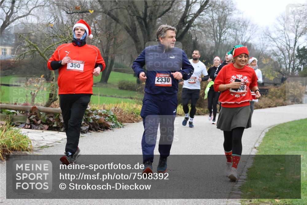 08.12.2024 - St. Pauli X-Mass-Run No. 14 Strokosch-Dieckow http://msf.ph/oto/7508392 08.12.2024 10:55:21 Laufen 350, 2330, 2277, 08 meine-sportfotos.de