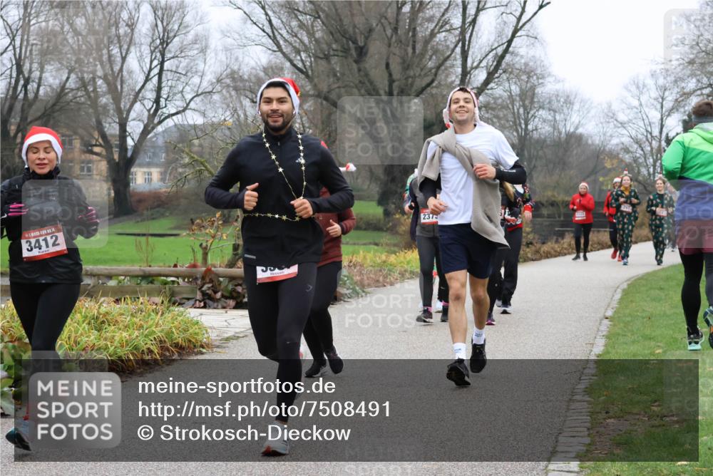08.12.2024 - St. Pauli X-Mass-Run No. 14 Strokosch-Dieckow http://msf.ph/oto/7508491 08.12.2024 10:56:03 Laufen 14, 3412, 2373, 2333 meine-sportfotos.de