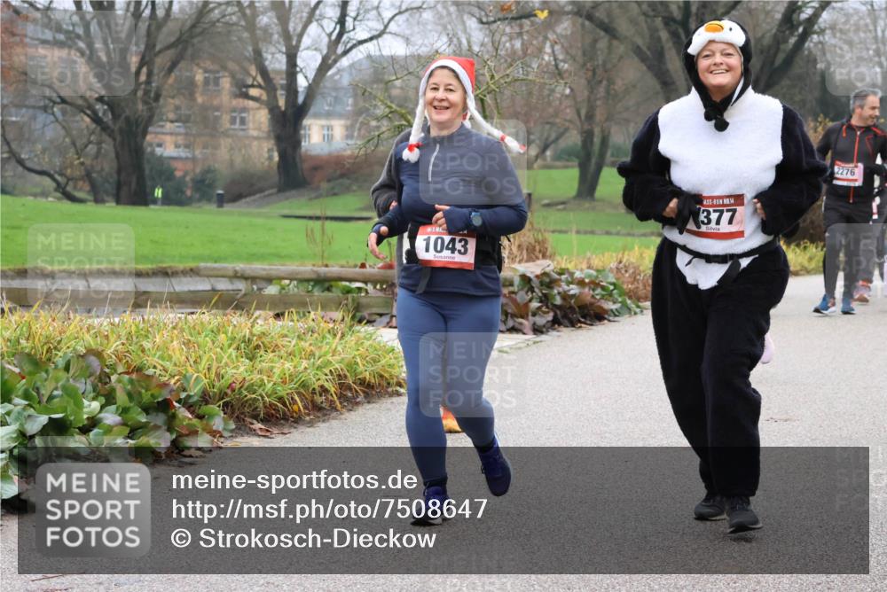 08.12.2024 - St. Pauli X-Mass-Run No. 14 Strokosch-Dieckow http://msf.ph/oto/7508647 08.12.2024 10:57:22 Laufen 14, 1043, 14, 377, 2276 meine-sportfotos.de