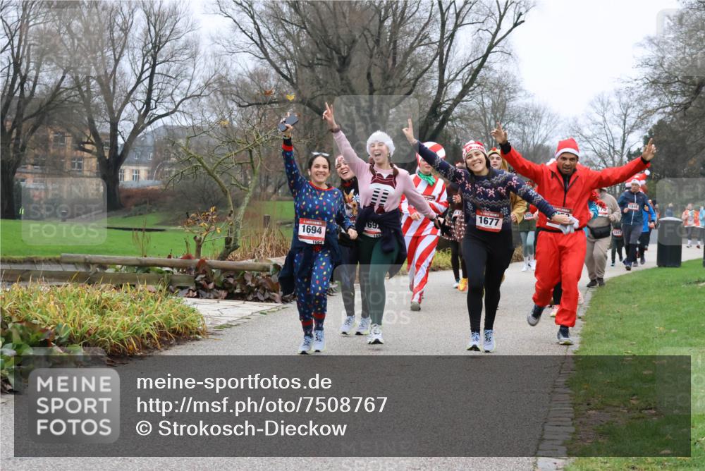 08.12.2024 - St. Pauli X-Mass-Run No. 14 Strokosch-Dieckow http://msf.ph/oto/7508767 08.12.2024 10:57:47 Laufen 1694, 69, 1677, 3002, 1733, 1847 meine-sportfotos.de