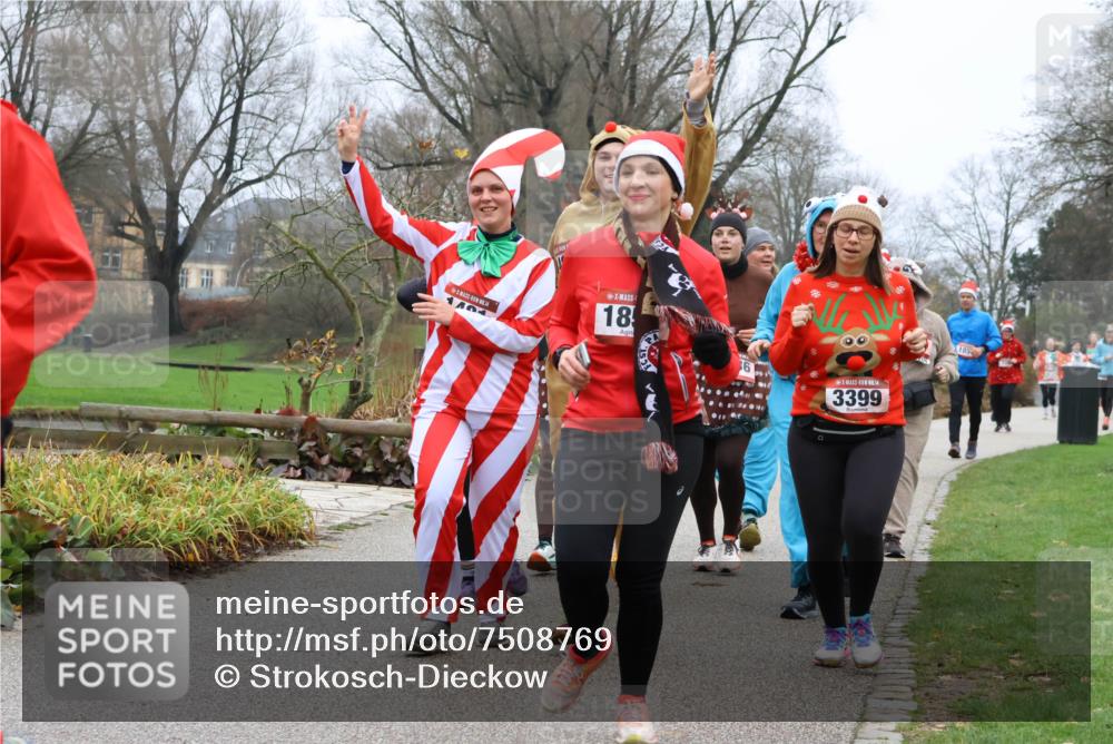 08.12.2024 - St. Pauli X-Mass-Run No. 14 Strokosch-Dieckow http://msf.ph/oto/7508769 08.12.2024 10:57:52 Laufen 14, 1104, 18, 14, 3399, 185 meine-sportfotos.de