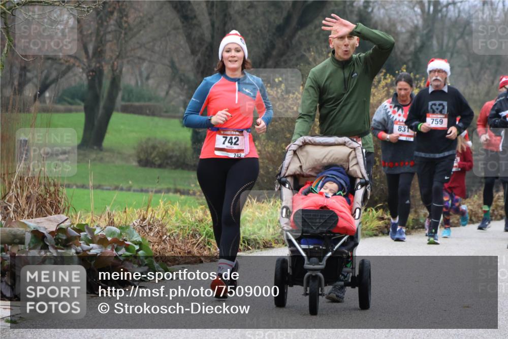 08.12.2024 - St. Pauli X-Mass-Run No. 14 Strokosch-Dieckow http://msf.ph/oto/7509000 08.12.2024 10:59:20 Laufen 742, 742, 2, 831, 521, 759 meine-sportfotos.de