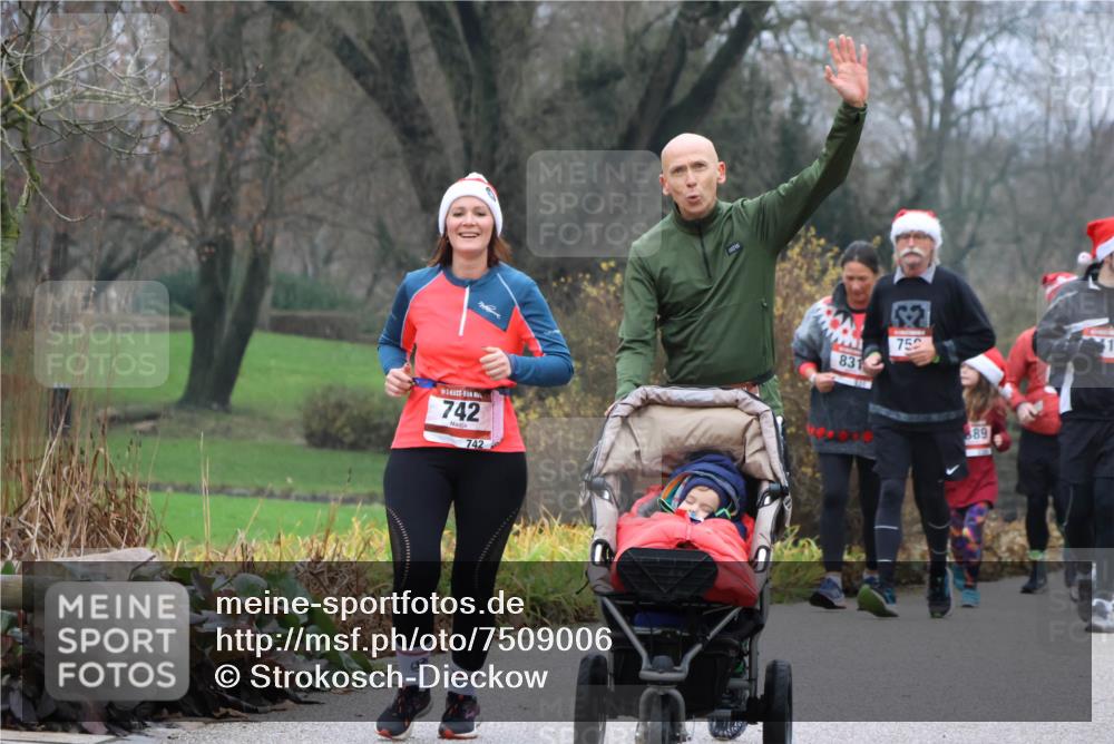 08.12.2024 - St. Pauli X-Mass-Run No. 14 Strokosch-Dieckow http://msf.ph/oto/7509006 08.12.2024 10:59:20 Laufen 742, 742, 831, 752, 89 meine-sportfotos.de