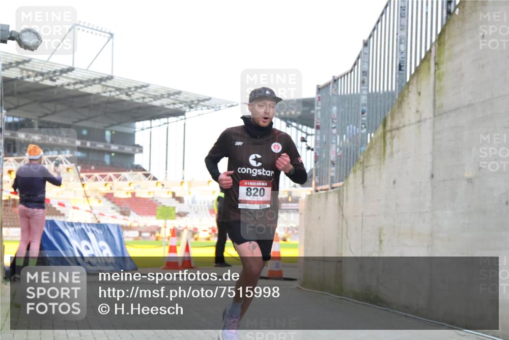 08.12.2024 - St. Pauli X-Mass-Run No. 14 H.Heesch http://msf.ph/oto/7515998 08.12.2024 10:52:10 Ziel 820, 820 meine-sportfotos.de