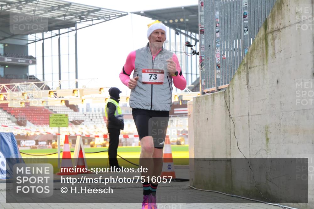 08.12.2024 - St. Pauli X-Mass-Run No. 14 H.Heesch http://msf.ph/oto/7516057 08.12.2024 10:52:18 Ziel 820, 73 meine-sportfotos.de