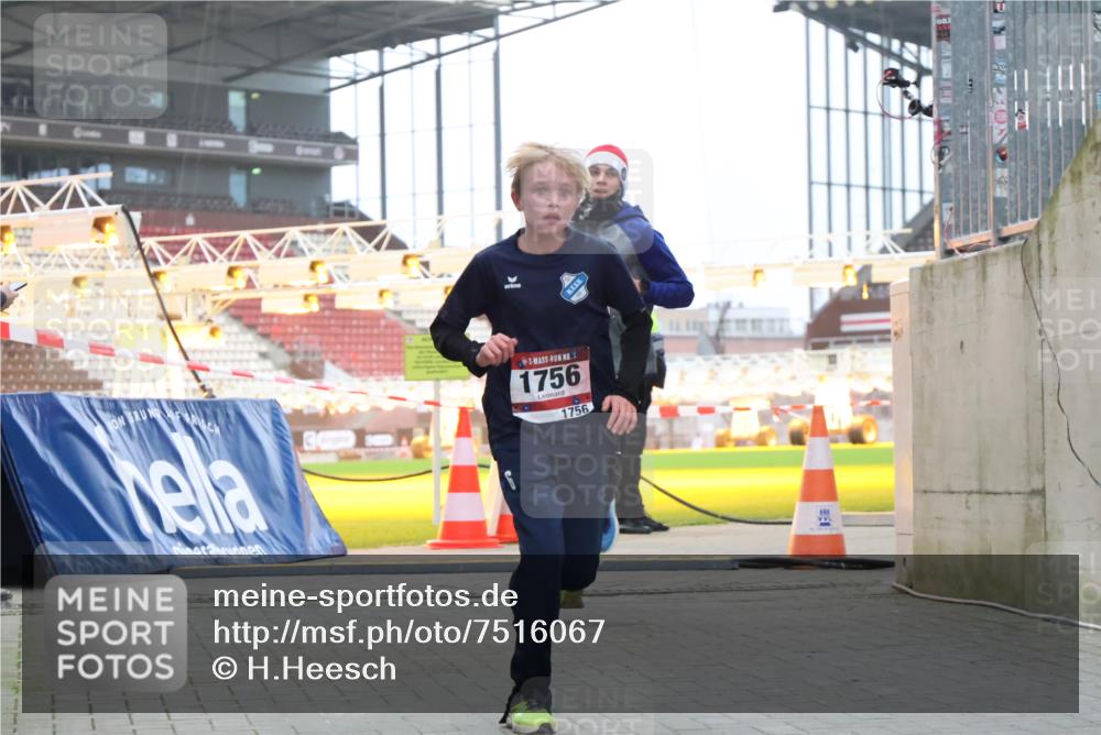 08.12.2024 - St. Pauli X-Mass-Run No. 14 H.Heesch http://msf.ph/oto/7516067 08.12.2024 10:52:30 Ziel 73, 1133, 1756, 1785 meine-sportfotos.de