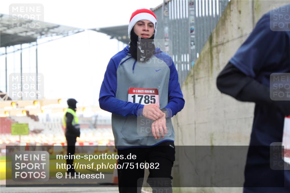 08.12.2024 - St. Pauli X-Mass-Run No. 14 H.Heesch http://msf.ph/oto/7516082 08.12.2024 10:52:32 Ziel 73, 1756, 1133, 1756, 1785 meine-sportfotos.de