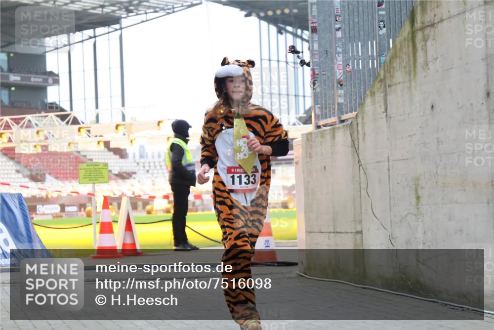 08.12.2024 - St. Pauli X-Mass-Run No. 14 H.Heesch http://msf.ph/oto/7516098 08.12.2024 10:52:36 Ziel 1756, 1785, 559, 1133 meine-sportfotos.de