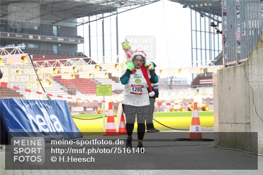 08.12.2024 - St. Pauli X-Mass-Run No. 14 H.Heesch http://msf.ph/oto/7516140 08.12.2024 10:53:04 Ziel 1285 meine-sportfotos.de
